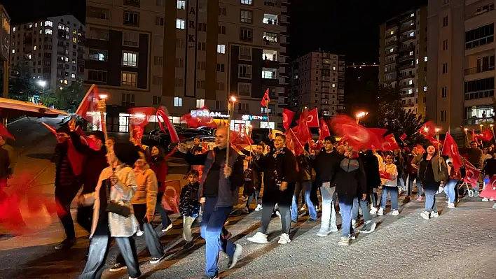 Kayseri'de öğrencilerden coşkulu fener alayı yürüyüşü