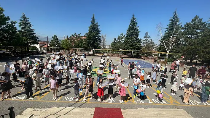 Kayseri'de öğrencilerin karne heyecanı: Kimi mutlu, kimi üzgün…