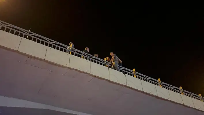 Kayseri'de köprüde nefes kesen anlar! Alkollü şahsı polis son anda vazgeçirdi
