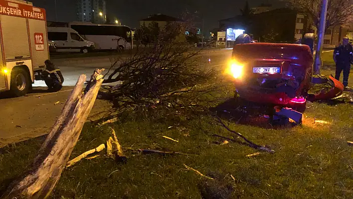 Kayseri'de otomobil ağaçlara çarpıp ters döndü!