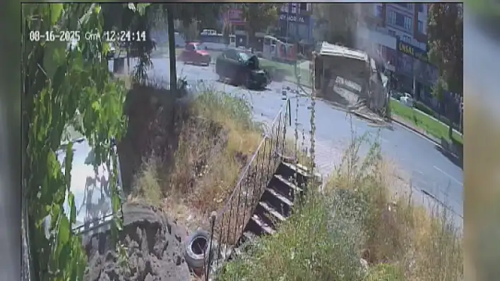 Kayseri'de otomobil kamyonete çarptı: 4 yaralı!