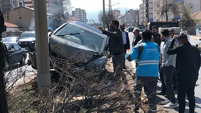 Kayseri'de otomobil orta refüje çıkarak ağaca çarptı - Yaralı var!
