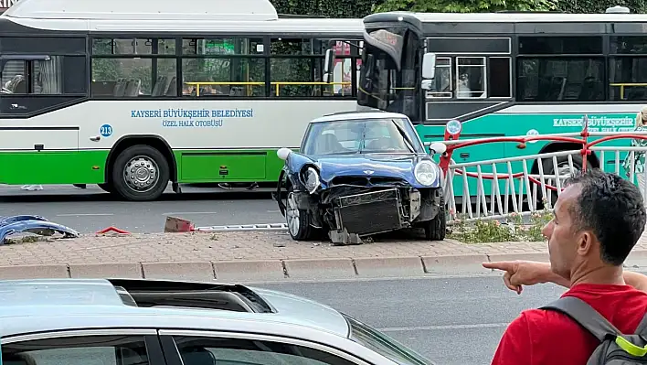 Kayseri'de otomobil refüje çıktı: 2 yaralı!