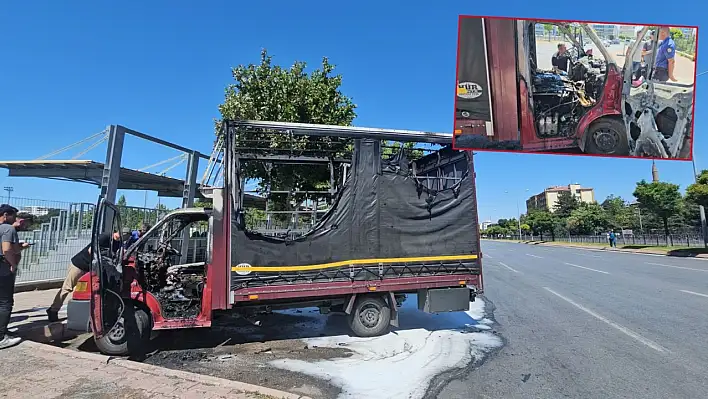 Kayseri'de park halindeki kamyonet aniden alev aldı!