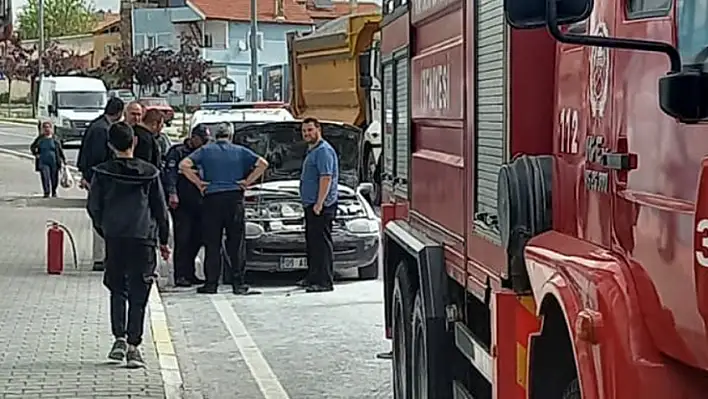 Kayseri'de park halindeki otomobil yandı!