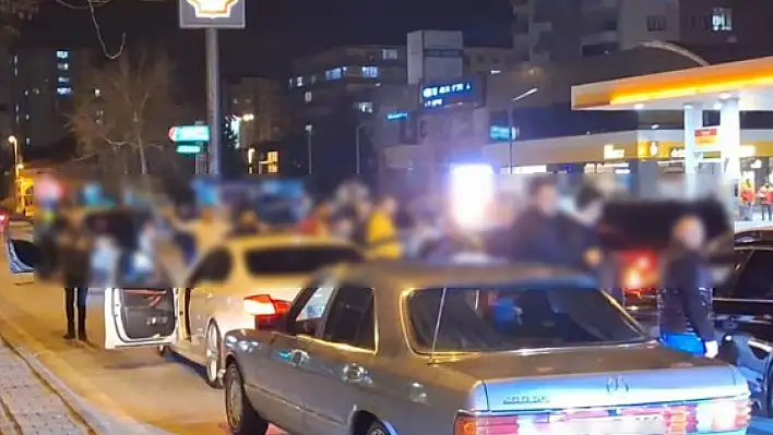 Kayseri'de pes dedirten görüntü – Trafiğin ortasında yolu kapattılar!