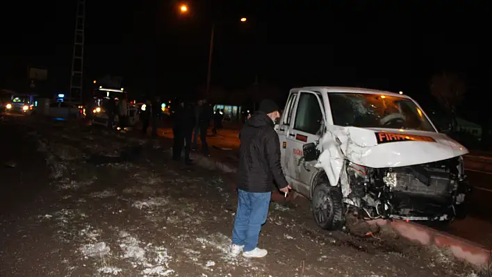 Kayseri'de Pikap ve Ticari Araç Çarpıştı! Birden Fazla Yaralı var