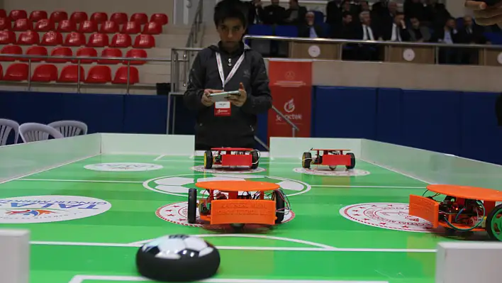 Kayseri'de robotlar futbol oynuyor: İşte o görüntüler!