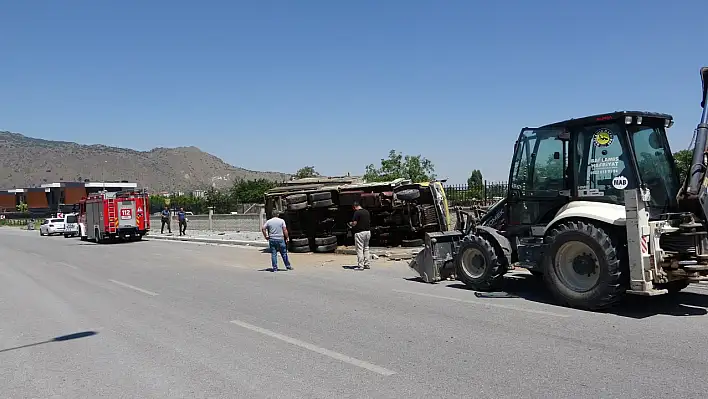 Kayseri'de şaftı kopan kamyonet duvara çarptı!