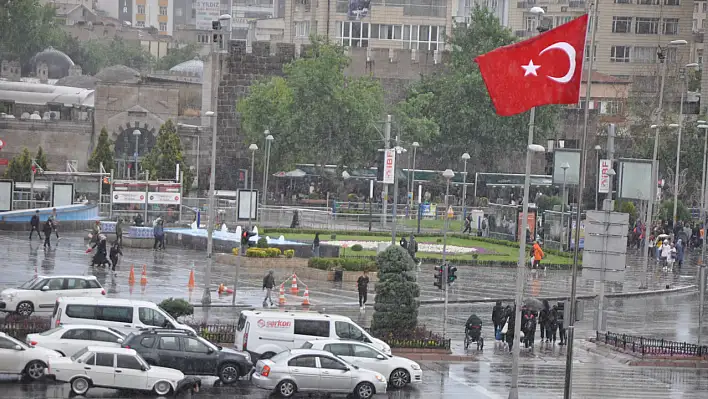 Kayseri'de sağanak bastırdı