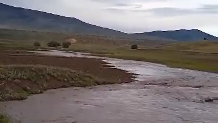 Sağanak sele döndü, mahalleleri su bastı