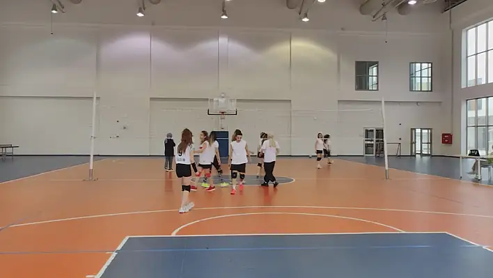 Kayseri'de sağlık personellerine voleybol etkinliği