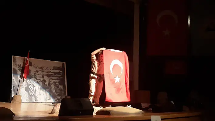 Kayseri'de salonda yer kalmadı ayakta izlediler!