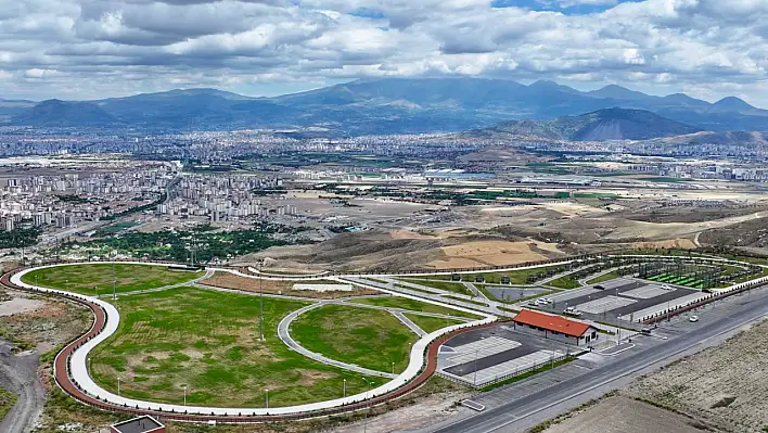 Kayseri'de şehir manzaralı millet bahçesi