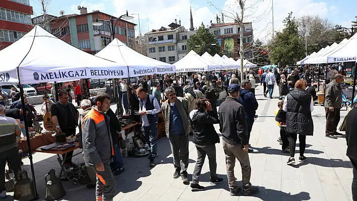 Kayseri'de şehir merkezine kurulan pazara yoğun ilgi...