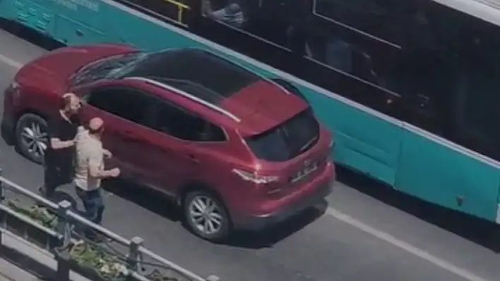 Kayseri'de seyir halindeki araca saldırı!