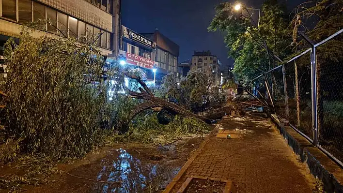 Şiddetli rüzgar vatandaşları mahsur bıraktı