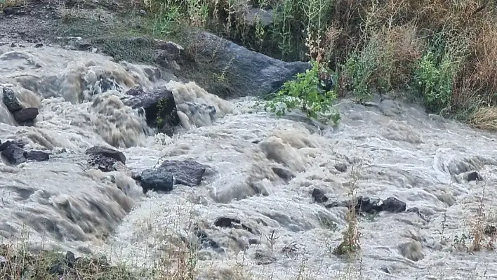 Kayseri'de şiddetli yağış sonrası görüntüler - Adeta Şelale oldu!