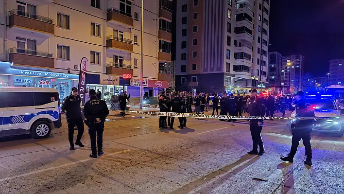 Kayseri'de silahlar ateşlendi: 3 yaralı! Mahalle bekçisinden anında müdahale...