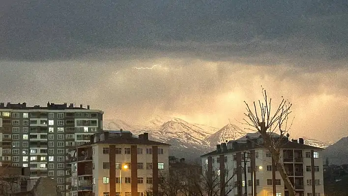 Kayseri'de şimşekler zirveyi  aydınlattı!