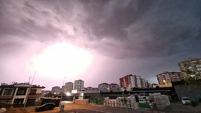 Kayseri'de şimşeklerin ardı arkası kesilmedi!