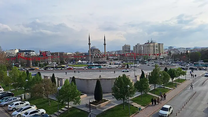 Kayseri'de sıra dışı sokak performansı: Gitarıyla arabanın bagajında şarkı söyledi