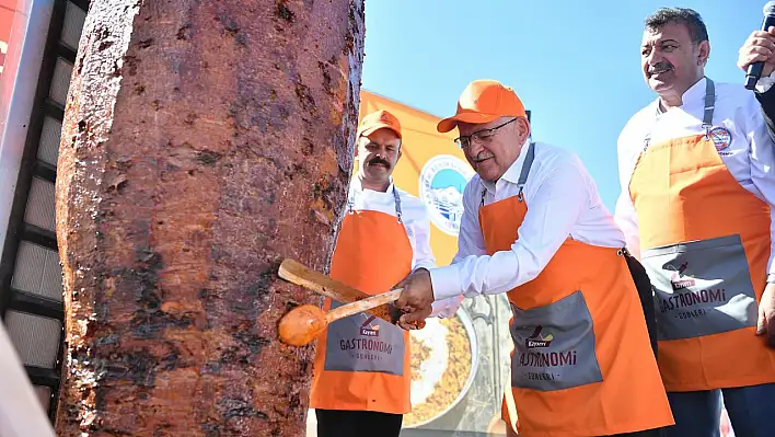 Kayseri'de tam 1 ton sucuk dağıtıldı Kayserili sucuğa doydu!