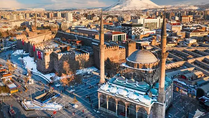 Kayseri'de Tarih Kardan Canlandı: Küçük Kültigin'den 'Kardan Balbal'!