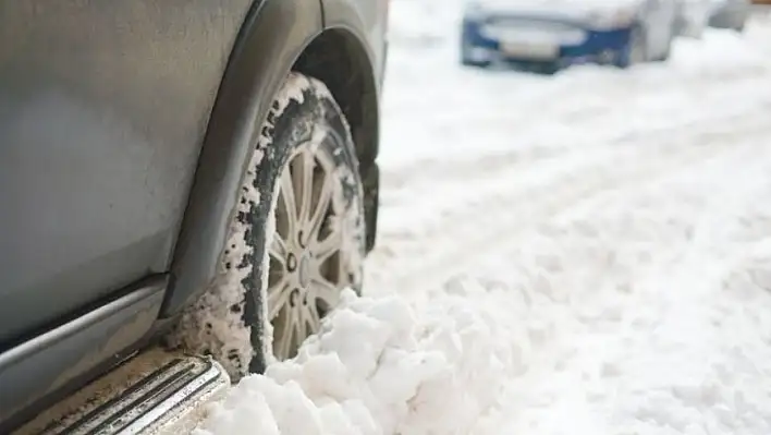 Kayseri'de trafik alarmı: Kar yağışı yolları kapattı!