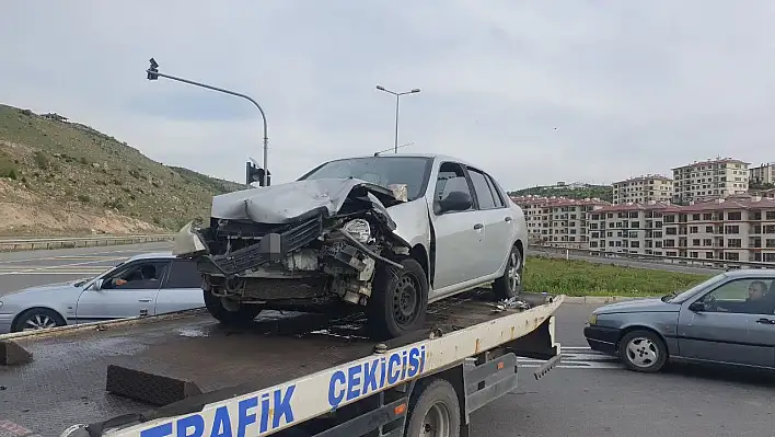 TIR ile çarpışan otomobilden 10 yaralı çıktı!