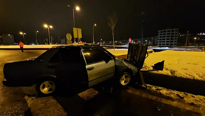 Kayseri'de trafik kazası - Araç kullanılamaz hale geldi! 3 yaralı