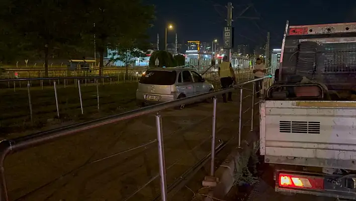 Kayseri'de tramvay yoluna giren sürücü önce kaçtı fakat sonra bakın ne yaptı?