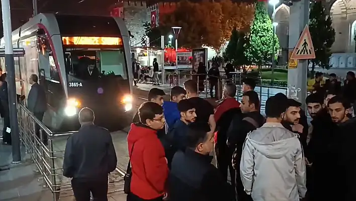 Kayseri'de tramvayın önünü kestiler! - Bakın neden?