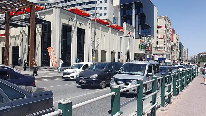 Kayseri'de ünlü zincir market kapısına yazı astı! Artık içeri alınmıyorlar