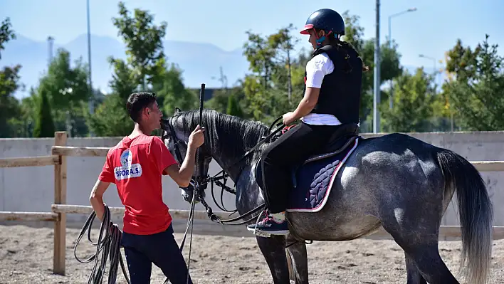 Kayseri'de uygun fiyatlı binicilik dersleri sürüyor!