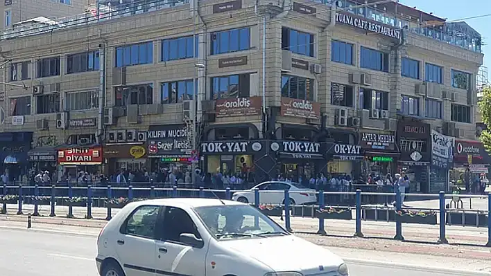 Kayseri'de vatandaşlar kuyruğa girdi – Dükkanlarda raflar boş kaldı!