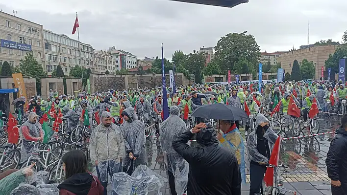 Kayseri'de yağmur altında büyük ilgi gördü!