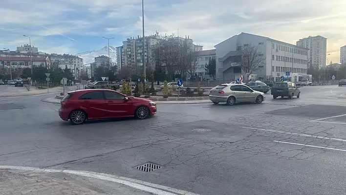 Kayseri'de yeni kavşak krizi - Işıklar kaldırıldı, şikâyetler arttı!
