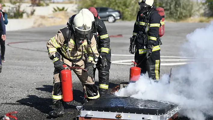Kayseri'de yeni söndürme maddesi denendi riskler kamuoyuna anlatıldı