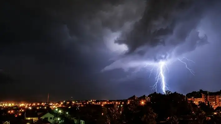 Kayseri'de yıldırım paniği: Mahalle elektriksiz kaldı, cihazlar yandı