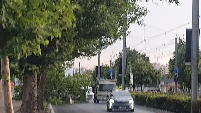 Kayseri'de yol ortasına ağaç devrildi! Trafik felç oldu