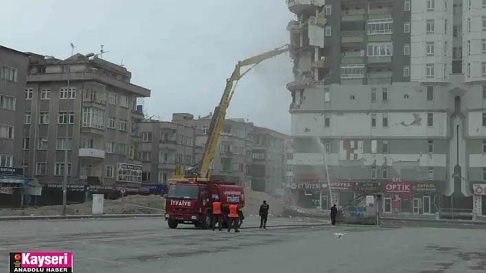 Ağır hasarlı binanın yıkımına başlandı