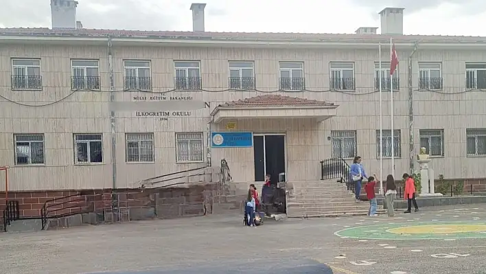 Kayseri'deki bu okulda ne elektrik var ne su!