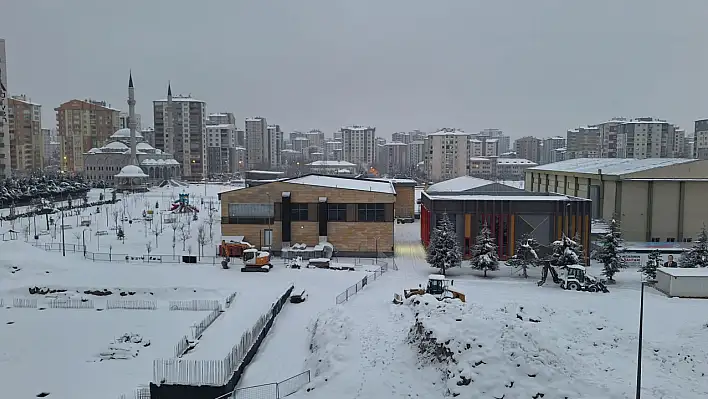 Kayseri'deki dev kardan adam hayrete düşürdü!