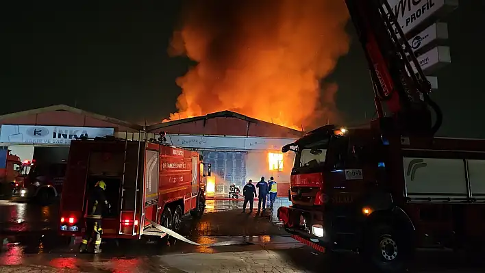 Kayseri'deki fabrika yangını saatler süren mücadelenin ardından kontrol altına alındı- Hasar Büyük!