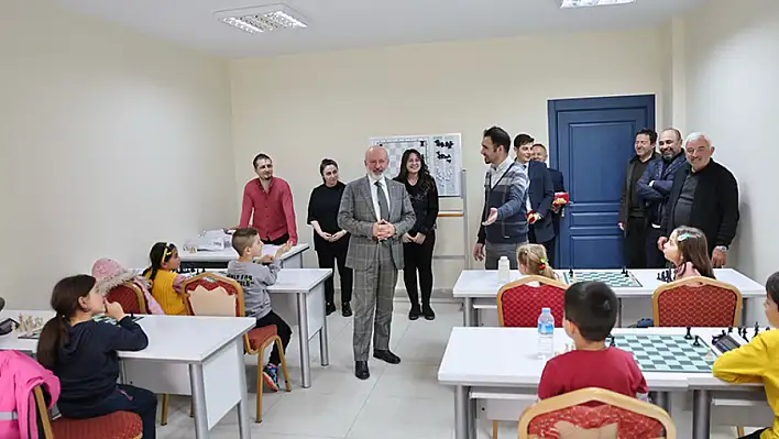 Kayseri'deki satranç merkezinde ilk ders zili çaldı!