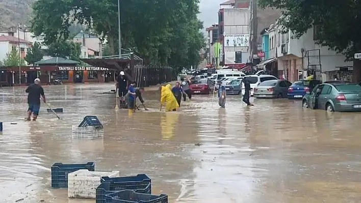 Kayseri'de sel sonrası araçlar çamura saplandı