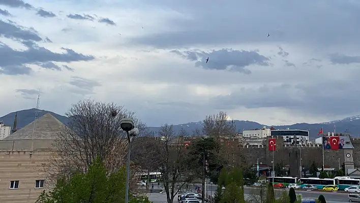 Kayseri'den 22 Nisan kısa kısa - Cam silerken yere düşen kadın, Hulusi Akar, ERÜ, Kayserispor...