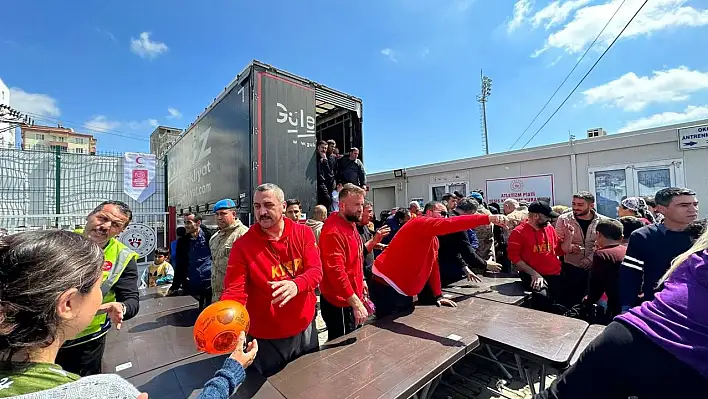 Kayseri'den giden oyuncaklar çocuklara ulaştı