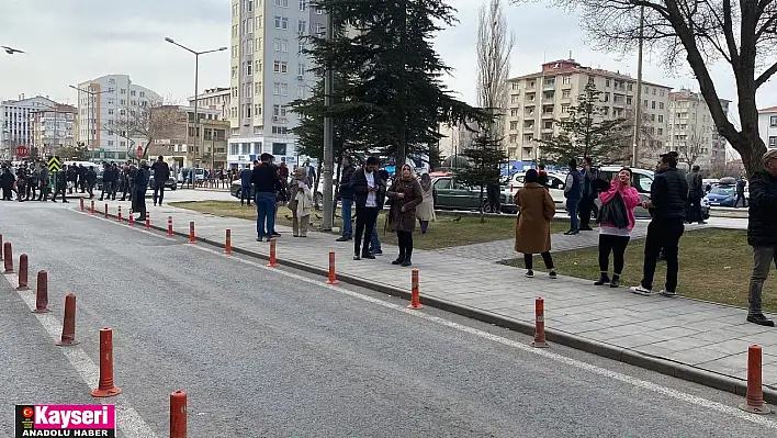 Kayseri depremle sallandı, vatandaşlar sokağa döküldü